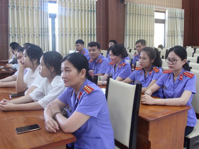 Đông đảo cán bộ Tòa án và Viện kiểm sát theo dõi phiên tòa lưu động nhằm nâng cao nhận thức về phòng, chống ma túy.