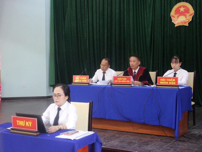 HĐXX TAND khu vực 11 - TP. Đà Nẵng điều hành phiên tòa xét xử lưu động các vụ án ma túy tại Trung tâm Văn hóa xã Đại Lộc.
