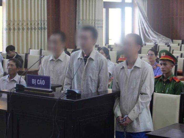 Các bị cáo Trần Hữu Lợi, Lê Văn Đức và Văn Quý Hòa tại phiên tòa xét xử vụ án “Mua bán trái phép chất ma túy” và “Tổ chức sử dụng trái phép chất ma túy”.