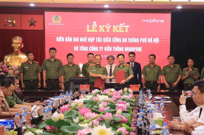 Công an TP. Hà Nội và Tổng công ty Viễn thông MobiFone ký kết hợp tác toàn diện trong lĩnh vực chuyển đổi số.