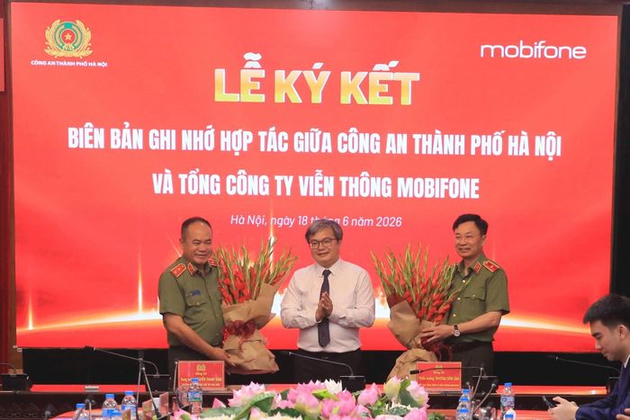 Đồng chí Trương Việt Dũng - Phó Chủ tịch UBND TP. Hà Nội tặng hoa cho đại diện 2 đơn vị tại Lễ ký kết.