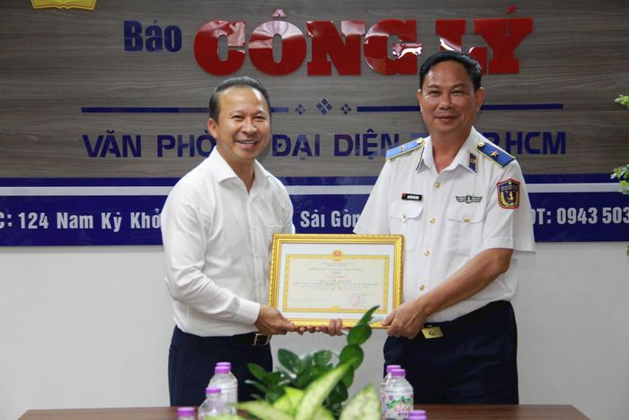 Phóng viên Trung Sơn vinh dự nhận Giấy khen của Chính ủy Bộ Tư lệnh Vùng Cảnh sát biển 4.