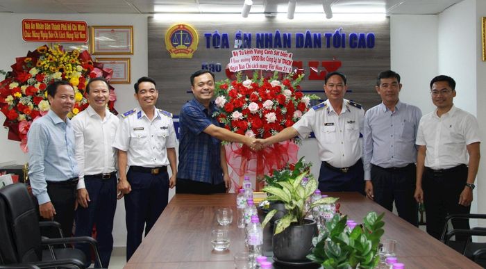 Thiếu tướng Nguyễn Văn Dũng tặng hoa chúc mừng.