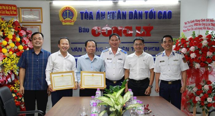 Văn phòng đại diện Báo Công lý tại TP.HCM và các phóng viên vinh dự nhận Giấy khen của Chính ủy Bộ Tư lệnh Vùng Cảnh sát biển 4.