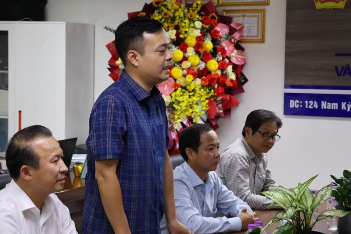 Đồng chí Tạ Anh Tuấn - Phụ trách Văn phòng đại diện Báo Công lý tại TP.HCM cảm ơn đồng chí Chính ủy BTL Vùng Cảnh sát biển 4 và tình cảm cán bộ, chiến sỹ Vùng dành cho Báo Công lý.