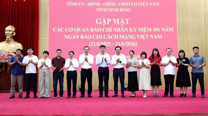 Lãnh đạo tỉnh Ninh Bình chụp ảnh lưu niệm cùng đại diện các cơ quan báo chí Trung ương thường trú tại Ninh Bình.