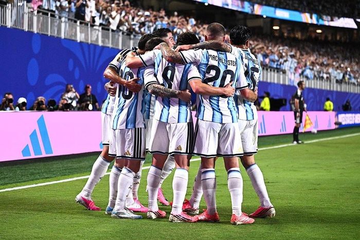 Mẫu giày đặc biệt dành riêng cho Lionel Messi là đôi giày duy nhất không phải màu hồng trong dàn cầu thủ Argentina (Ảnh: FIFA)