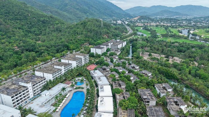 Hạ tầng bên trong dự án Sông Lô và hồ bơi. Ảnh: Xuân Ngọc