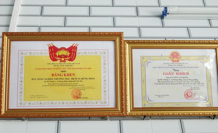 Anh Hưng và HTX nhận giấy khen, bằng khen của địa phương