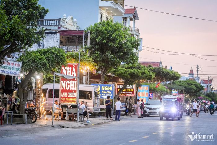 Du khách đổ về Thịnh Long trong ngày khai trương mùa du lịch biển 2026.