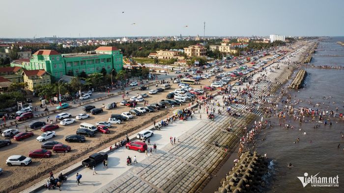 Bãi biển Thịnh Long nhộn nhịp trở lại sau nhiều năm trầm lắng.