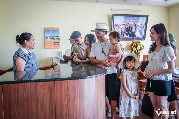 Sau nhiều năm hoạt động cầm chừng, dịp nghỉ lễ năm nay, khách sạn của gia đình bà Cam hết phòng từ sớm.