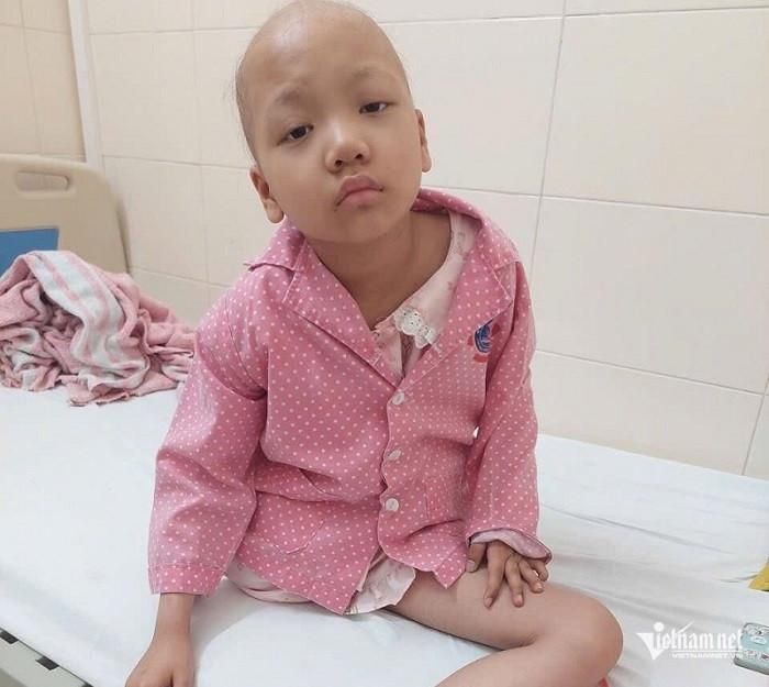Dù đã phải cắt cụt một bên chân, bé Hân vẫn nghĩ, một ngày nào đó mình có thể đi lại bình thường như trước