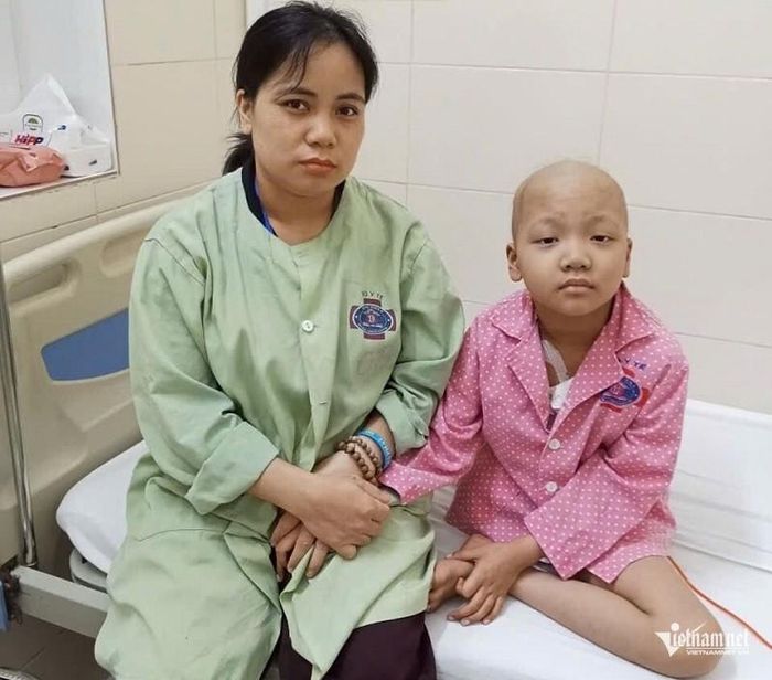 Cô bé Hoàng Ngọc Hân ngây thơ hỏi mẹ: “Mẹ ơi, chân con bị cắt rồi có mọc lại được không?”