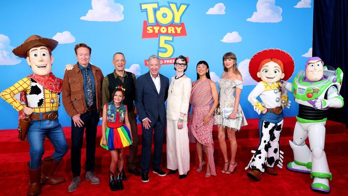 Taylor Swift cùng dàn sao lồng tiếng cho 'Toy Story 5' tại sự kiện ra mắt phim. 