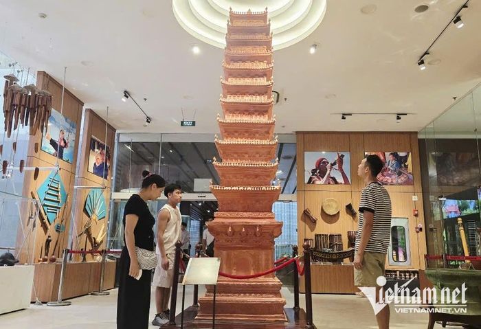 Khách du lịch tham quan Bảo tháp tại Bảo tàng tỉnh Quảng Ninh. Ảnh: Mỹ Dung