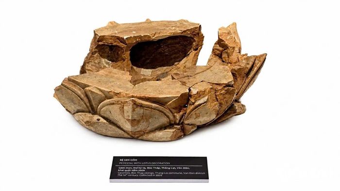 Hiện vật bệ sen gốm khai quật từ Thương cảng Vân Đồn. Ảnh: Mỹ Dung