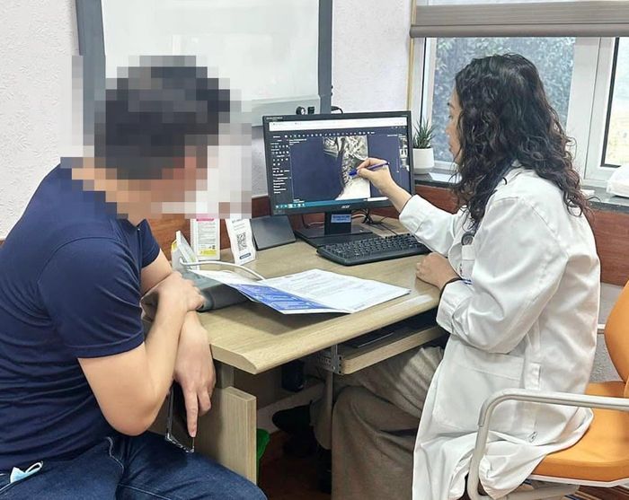 PGS.TS.BS Nguyễn Thị Kim Liên thăm khám cho bệnh nhân. Ảnh: BSCC
