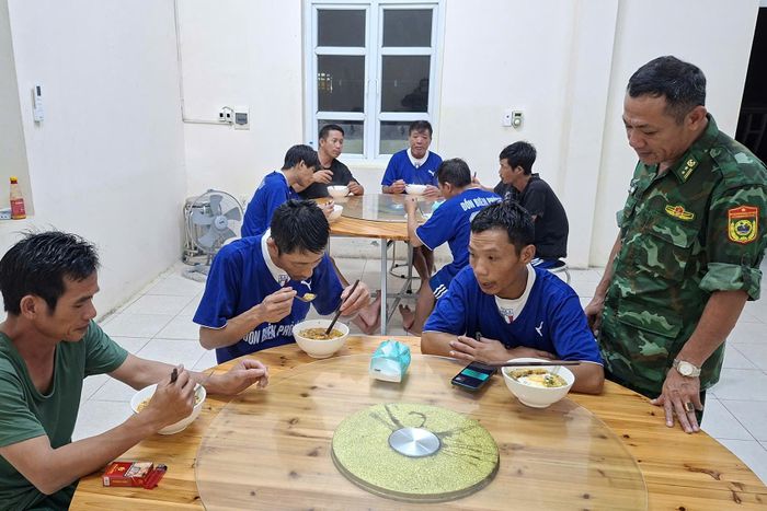 Ngư dân được chăm sóc tại Đồn Biên phòng Đảo Trần. Ảnh: Đ.X