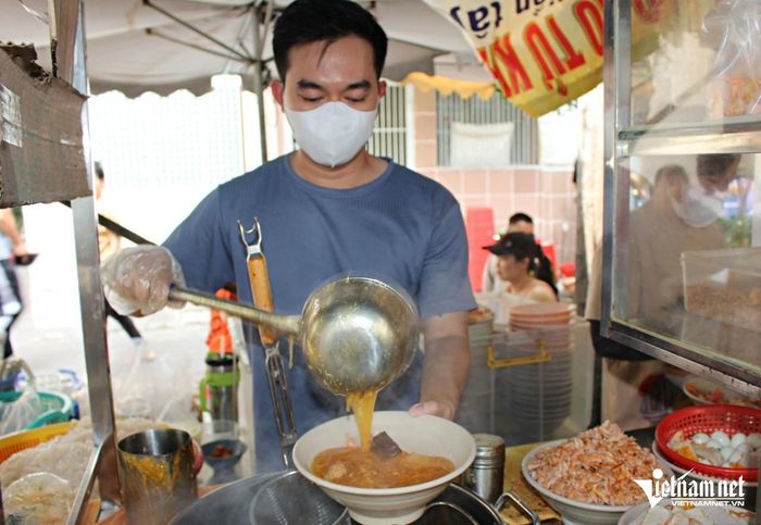 Anh Long trực tiếp có mặt tại quán ăn nhỏ để phục vụ khách