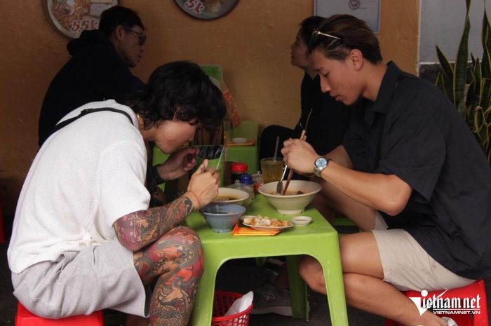 Đôi bạn Nguyên Phan (áo đen) và Ethan Nguyễn cho biết món ăn tại quán rất ngon