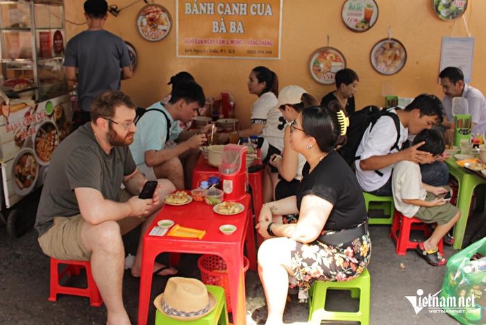 Thực khách nước ngoài chờ thưởng thức món bánh canh đặc biệt và khen ngon