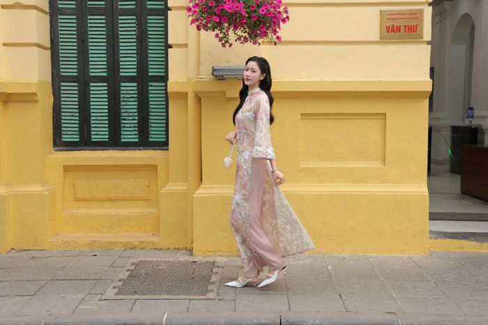Ở ngoài đời, Kiều Trinh thu hút mọi ánh nhìn bởi vẻ đẹp cùng chiều cao vượt trội.