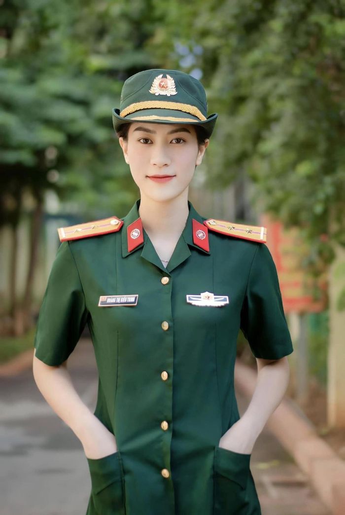 Cô đang là một quân nhân.