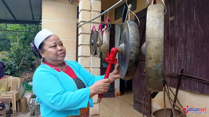 Bà Năm tâm huyết và nặng lòng với tình yêu văn hóa truyền thống.