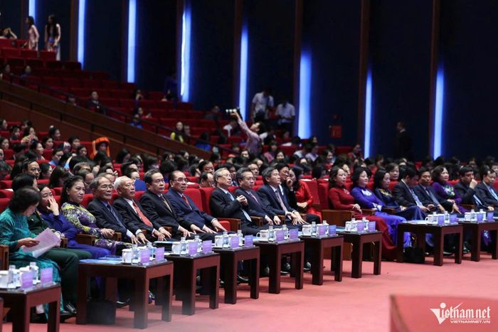 Các đồng chí lãnh đạo Đảng, nguyên lãnh đạo Đảng, Nhà nước tham dự Đại hội