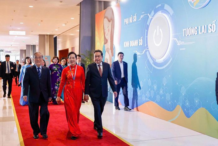 Chủ tịch Quốc hội Trần Thanh Mẫn và nguyên Chủ tịch Quốc hội Nguyễn Sinh Hùng cùng các đại biểu tham dự Đại hội