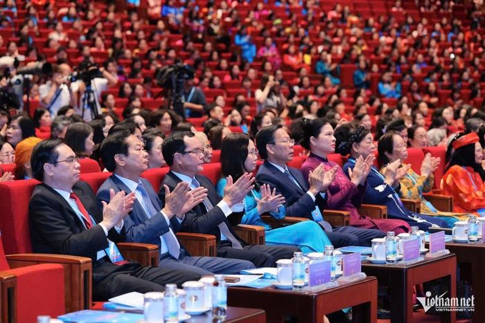 Bộ trưởng Bộ Dân tộc và Tôn giáo Nguyễn Đình Khang (thứ ba từ trái sang) tham dự Đại hội