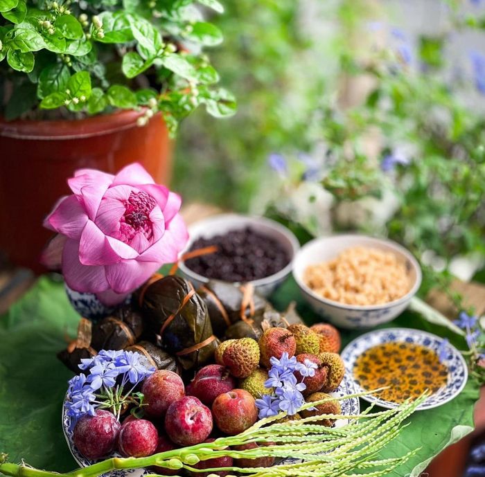 Tết Đoan ngọ là dịp để mỗi gia đình chuẩn bị mâm cúng dâng lên thần linh, tổ tiên. Ảnh minh họa: Too Chen