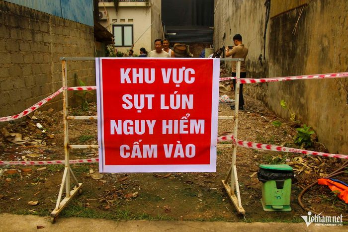 Lực lượng chức năng cắm biển cảnh báo tại khu vực sụt lún.