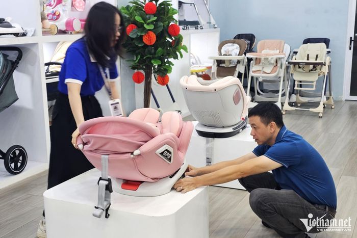 Một cửa hàng trưng bày và bán các sản phẩm ghế ô tô trẻ em thương hiệu Chilux ở Xã Đàn. Ảnh: Ngô Minh