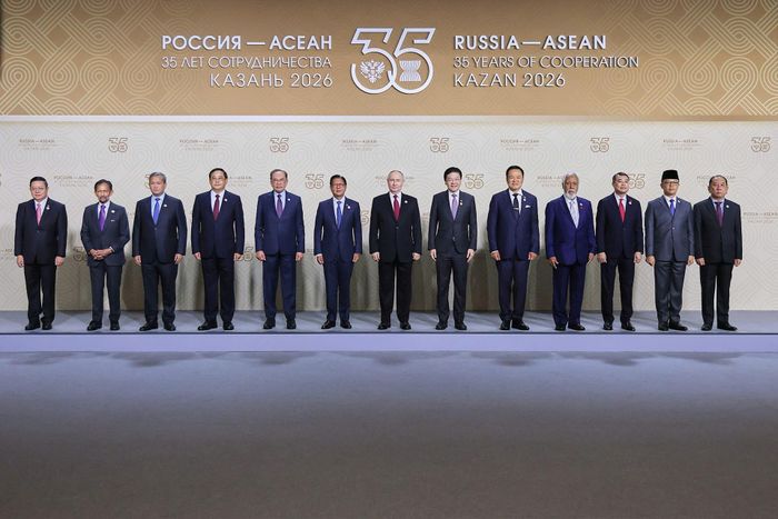 Tổng thống Nga Vladimir Putin đón trưởng đoàn các nước thành viên ASEAN. Ảnh: Nhật Bắc