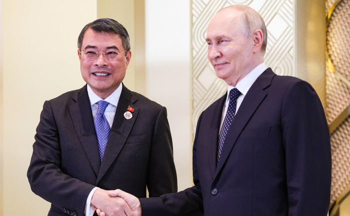 Tổng thống Nga Vladimir Putin đón Thủ tướng Lê Minh Hưng tham dự tiệc chiêu đãi. Ảnh: Kremlin