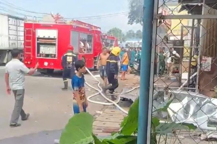Lực lượng chức năng có mặt khống chế đám cháy. Ảnh: A.X