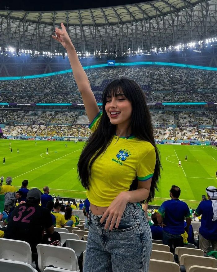 CĐV nữ mặc áo tuyển Brazil cổ vũ cho Vinicius cùng các đồng đội