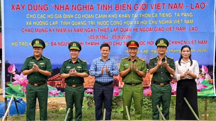Đồn Biên phòng Hướng Lập phối hợp chính quyền và các đơn vị nước bạn khởi công xây dựng nhà “Nghĩa tình biên giới Việt Nam - Lào” cho các hộ dân. Ảnh: BP