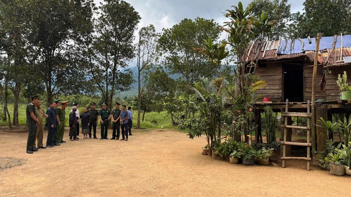 Hoạt động xây tặng nhà tình nghĩa góp phần làm sâu sắc thêm mối quan hệ gắn bó giữa nhân dân hai bên biên giới Việt - Lào. Ảnh: BP