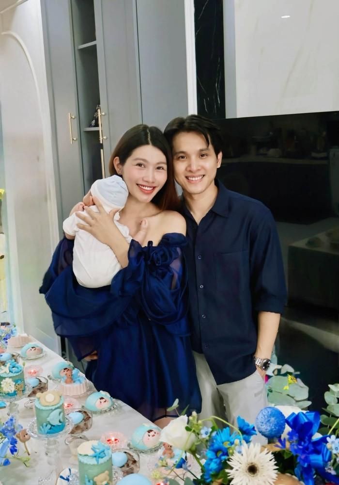 Á hậu Quỳnh Châu và ông xã mừng đầy tháng con trai. 