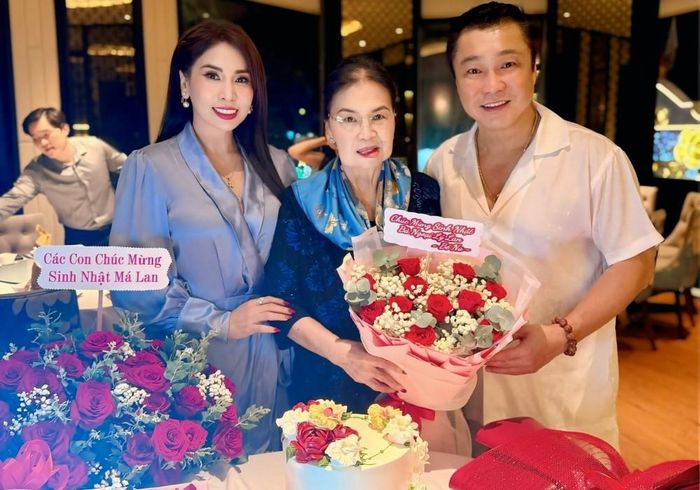 Anh em diễn viên Lý Hùng - Lý Hương tổ chức mừng sinh nhật mẹ. 