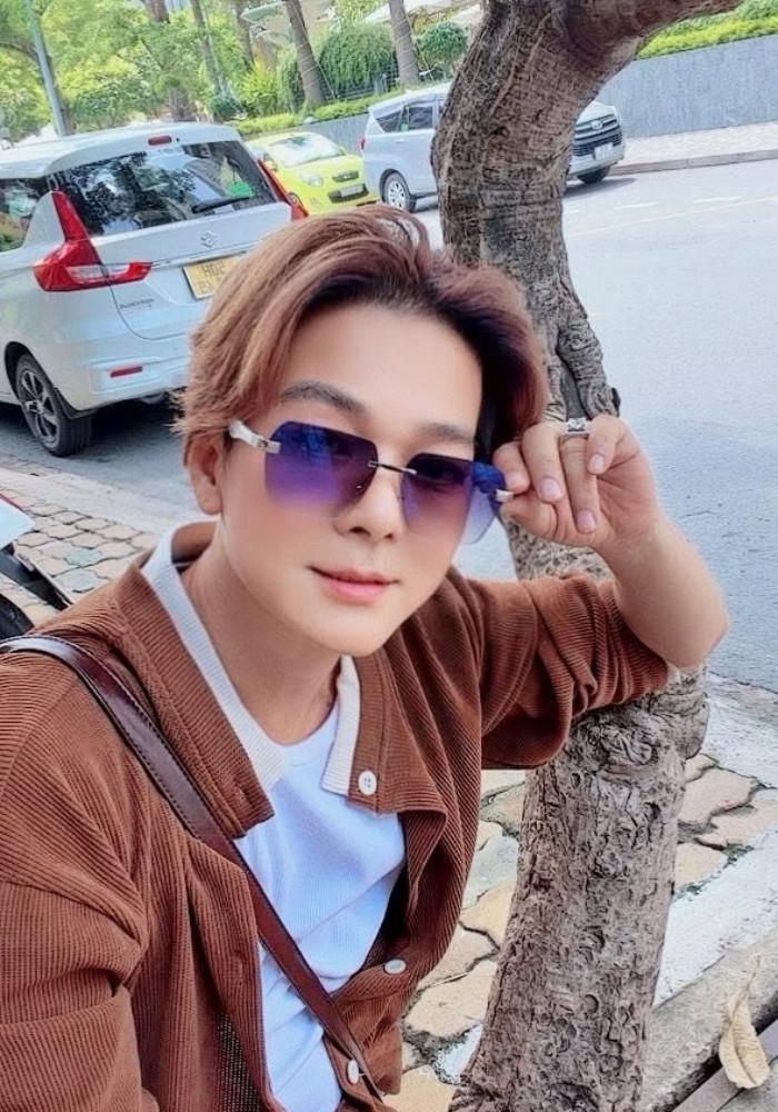 Ca sĩ Vũ Hà selfie trong lúc chờ taxi. 