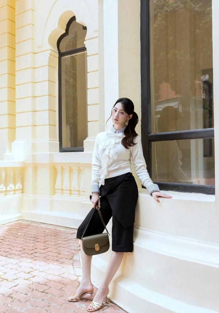 Hoa hậu Lương Thùy Linh diện style "kín cổng cao tường" khi chụp ảnh trong tòa biệt thự cổ. 
