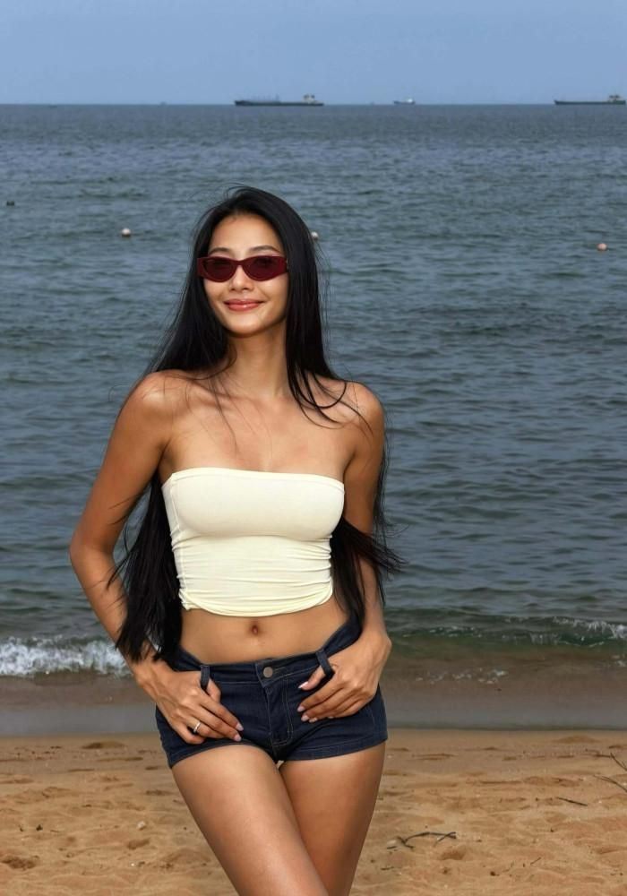 Siêu mẫu Hoàng Thùy thảnh thơi dạo ngắm bãi biển. 
