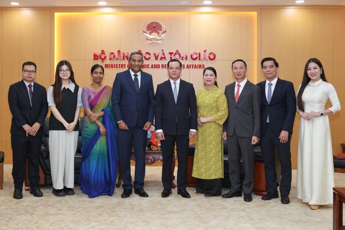 Bộ trưởng Nguyễn Đình Khang cùng các đại biểu chụp ảnh lưu niệm (Ảnh. Lê Anh Dũng)