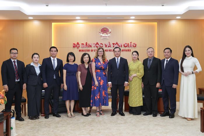 Bộ trưởng Nguyễn Đình Khang cùng các đại biểu chụp ảnh lưu niệm (Ảnh. Lê Anh Dũng)
