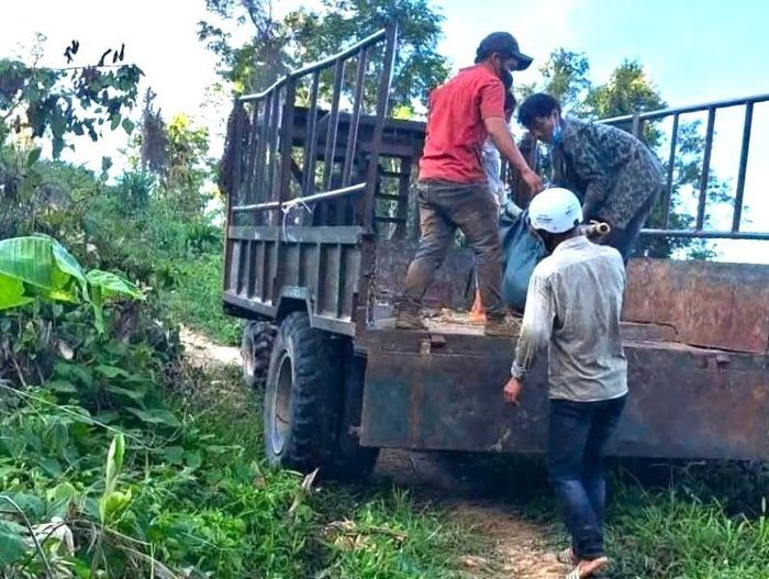 Người dân hỗ trợ gia đình đưa thi thể anh T.A.S. về mai táng. Ảnh: Công an Gia Lai