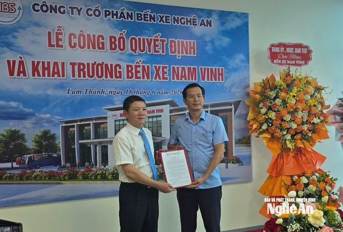 Ông Nguyễn Văn Hải - Phó Giám đốc Sở Xây dựng trao quyết định đưa Bến xe khách Nam Vinh vào khai thác với quy mô bến xe khách loại 2. Ảnh: Bùi Thọ